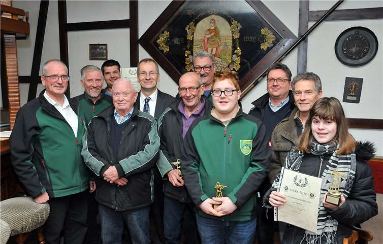 Die siegreichen Schützen mit Pokalen und Urkunden. Fotos: RASCH