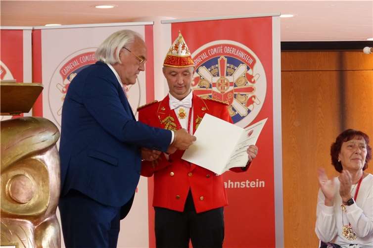 Die silberne Verdienstmedaille des RKK überreichte deren Präsident Hans Mayer an Michael Schumann.