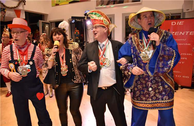 Die singende Wirtin Jutta Kermer wurde unterstützt von Thomas Przybylla von Dr. Alexander Saftig (r.) und Georg Hollmann (l.).