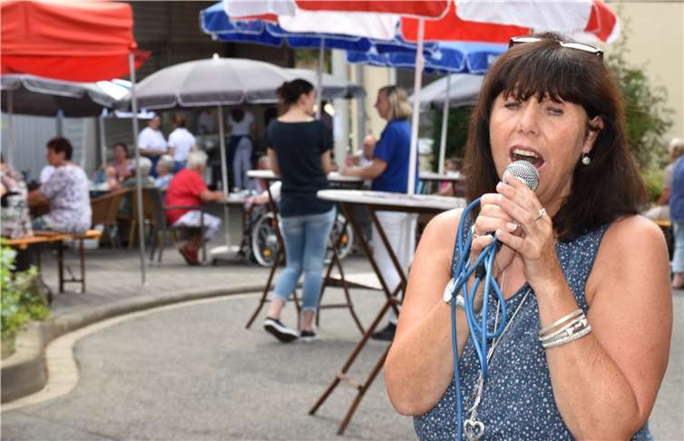 Die „singende Wirtin“ begeisterte Die singende Wirtin Jutta Krämer bekamviel Beifall für ihren Auftritt beim AWO-Sommerfest.