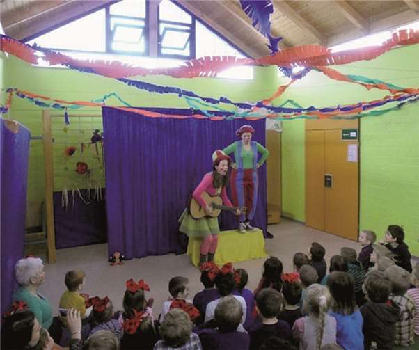Die singenden Clowns tragen den Kita-Kindern ein Lied vor.Stadt Meckenheim