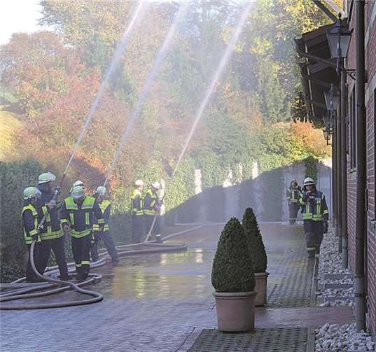 Die sogenannte "Riegelstellung" dient dazu, das Übergreifen des Feuers auf benachbarte Gebäudeteile zu verhindern. privat