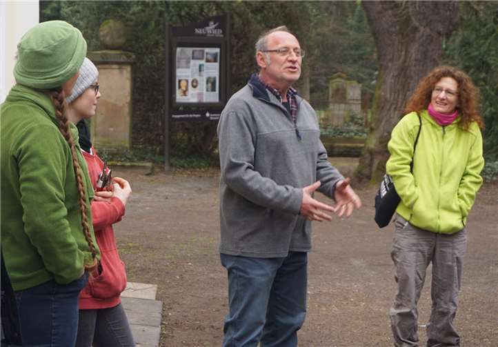 Die sogenannten Grabpaten kümmern sich um die Pflege des Alten Friedhofs. Fotos: privat