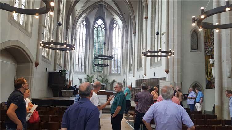 Die sogenannten „Orbi-Heater“ ähneln Kronleuchtern, die von der Decke hängen. Foto: Umweltnetzwerkes Kirche Rhein-Mosel
