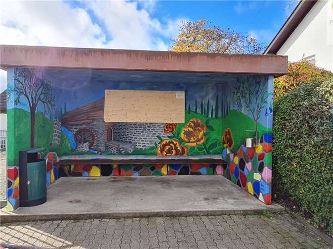 Die sonst so unscheinbare Bushaltestelle in der Greimersburger Hauptstraße ziert jetzt eine farbenfrohe Landschaft. Fotos: privat