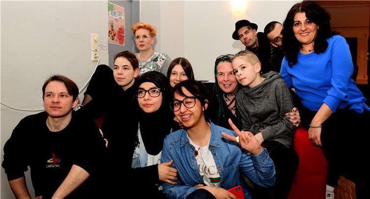 Die sozialpädagogische Fachkraft aus dem JUKZ, Nasstaran Houshmand (ganz rechts), gemeinsam mit den Gästen der Koblenzer Schauspielschule und vom „Poetry Project Berlin“.Fotos: Lothar Scheele