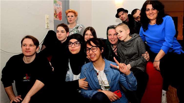 Die sozialpädagogische Fachkraft des Jukz, Nasstaran Houshmand (rechts), gemeinsam mit den Gästen der Koblenzer Schauspielschule und vom „Poetry Project Berlin“. Fotos: Lothar Scheele