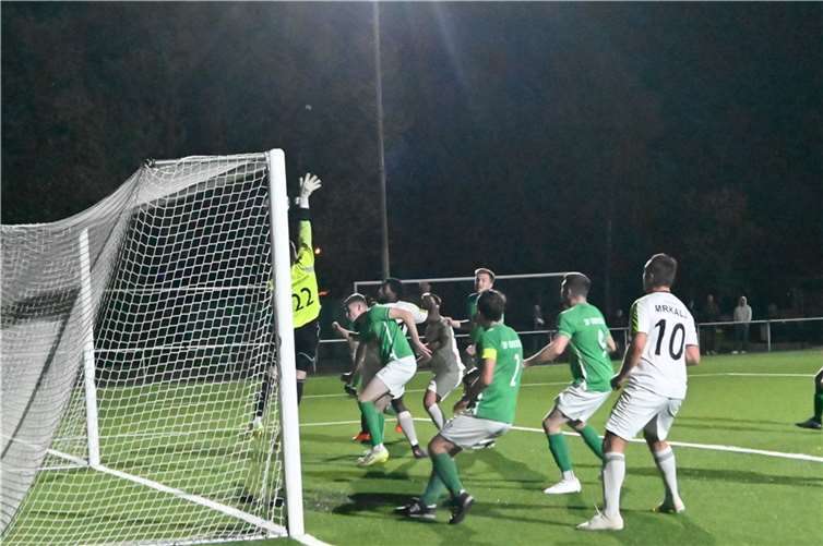 Die späte Entscheidung: Oberzissens Torhüter Florian Dünker musste diesen Freistoß von Niklas Heinemann (nicht im Bild) passieren lassen.  Foto: SK