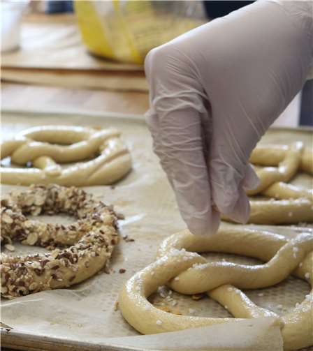 Die später alltäglichen Handgriffe werden in der „Lohner Akademie“ geübt.