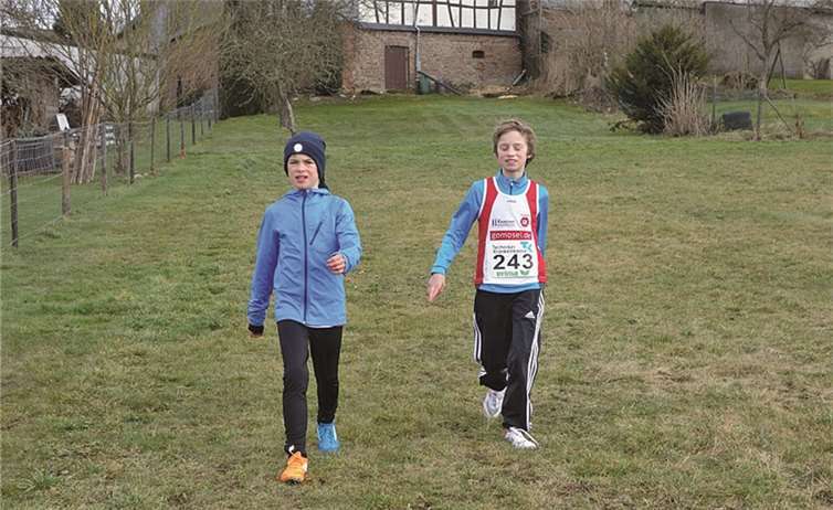 Die späteren Crosslauf-Sieger in der Aufwärmphase kurz vor dem Start (v.l.): Lennart Mohr und Lucas Raueiser. privat