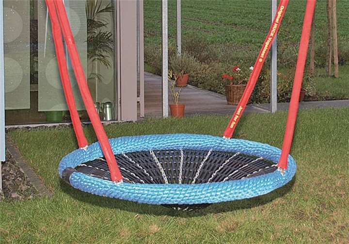 Die spezielle Schaukelanlage ähnelt einem Vogelnest und lädt nun alle ein, mitzuschaukeln.