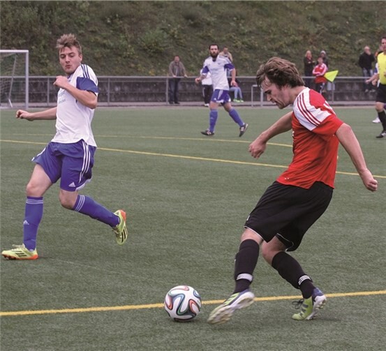 Die spielvorentscheidende Situation. Jan Rottländer setzt zur Flanke an, die der Plaidter Spieler dann mit der Hand abwehrt. Den anschließenden Elfmeter verwandelte Torjäger Tobias Wilkening zum 1:0