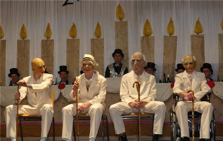 Die sportliche Greisen-Gang zeigte auf dem Narrenparkett eine amüsant-rhythmische Spazierstockpersiflage. Fotos: TE