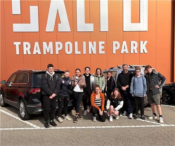 Die sportlichen Jugendlichen haben sich im Trampolinpark ausgetobt und gemeinsam gefeiert.  Foto: privat