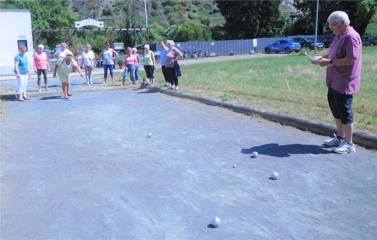 Die sportlichen Seniorinnen hatten viel Spaß beim Boulespiel . Foto: privat