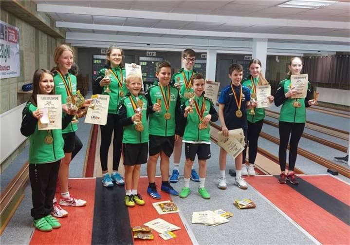 Die sportlichen Teilnehmer freuen sich über ihre Auszeichnungen.  Fotos: privat