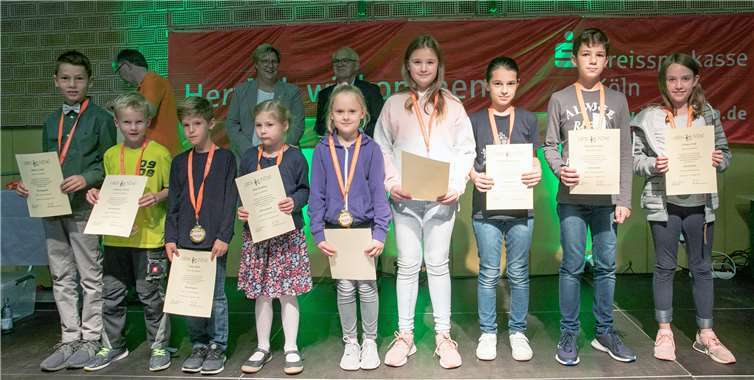 Die sportlichsten Grundschüler erhielten ebenfalls Urkunden und Medaillen für ihre Leistung bei den Bundesjugendspielen.Fotos: JOST