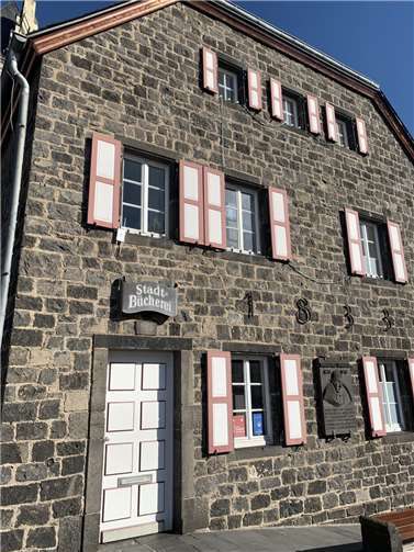 Die städtische Bücherei soll für Kinder kostenfrei werden. Foto: Oliver Schick