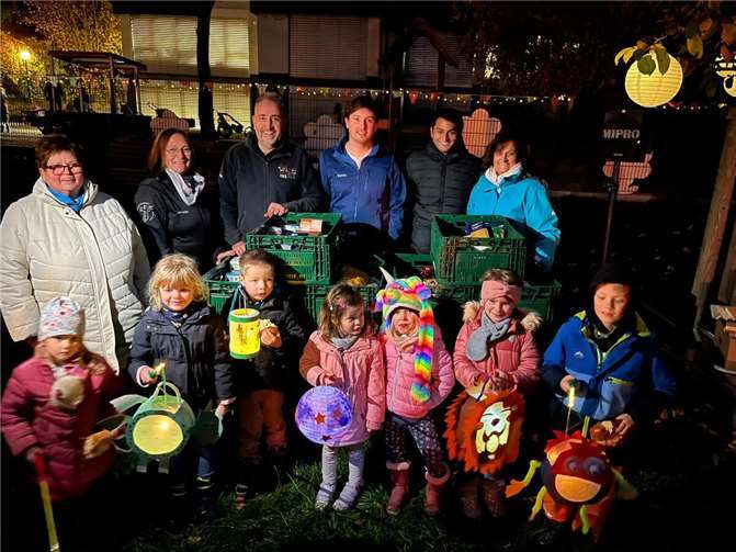 Die städtische Kita St. Genoveva in Mendig feierte zu St. Martin ein Laternenfest auf der Bungertwiese. Foto: privat
