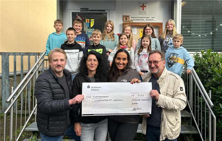 Die städtische Sozialarbeiterin Vanessa Retrayt (untere Reihe, 2. v. li.) und Werkstudentin Lina Ahmed Omer (untere Reihe, 2. v. re.), Betreuerinnen des Arzheimer Jugendtreffs, freuen sich mit ihren Schützlingen über die Spende des Dorfverschönerungsvereins, überreicht von Vereinsvorstand Jörg Parschau (untere Reihe, 1. v. li.) und -kollege Werner Urbann (untere Reihe, 1. v. re.). Foto: Dorfverschönerungsverein „Arzheimer für Arzheim e. V.