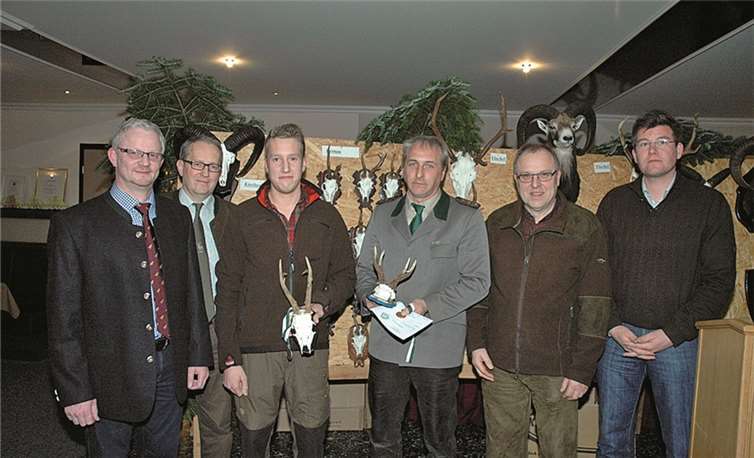 Die stärksten Gehörne wurden prämiert: Hegeringleiter Stefan Zavelberg, Kreisjagdmeister Joachim Polch, Anton Weber (Silber), Berufsjäger Jürgen Gehlken (Gold und Bronze), Helmut Rausch und stellvertretender Vorsitzender Kreisgruppe Ahrweiler Dirk-Siegfried Hübner.UM
