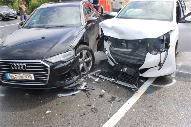 Die stark beschädigten Fahrzeuge. Foto: Kreispolizeibehörde Rhein-Sieg-Kreis