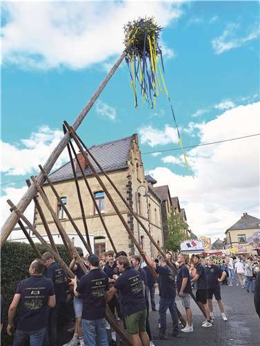 Die starken Männer der Kirmesgesellschaft stellen nach alter Väter Sitte mit Hilfe von sogenannten „Schwalben“ den Kirmesbaum auf.