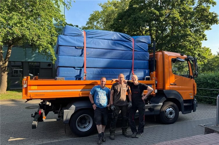 Die starken Männer der Stadionkolonne sind beim Gerätetransport nicht weg zu denken.