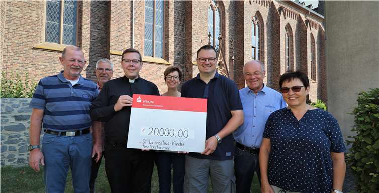 Die stattliche Spendensumme von 20.000 Euro übergab der Vorstand des Freundes- und Förderkreis St. Laurentiuskirche Nentershausen an Pfarrer Marc Stenger für die Restaurierung der Kirchenfenster (v. l.): Norbert Noll, Arnold Klaus, Pfarrer Marc Stenger, Silvia Frink, Matthias Ortseifen, Helmut Ortseifen und Marianne Heinsch. Fotos: Kirchengemeinde Nentershausen