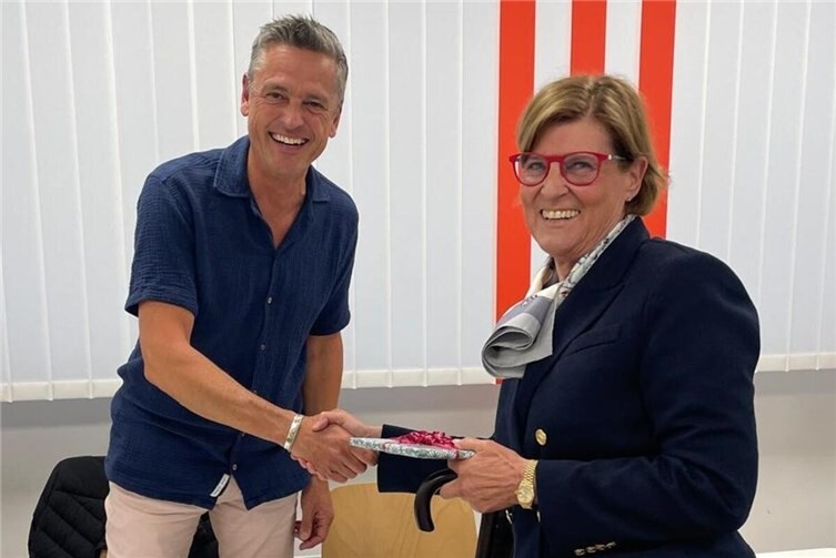 Die stellv. Vorstandsvorsitzende der Bürgerstiftung, Renate Itschert-Fuchs, gratuliert dem neuen Vorstandsmitglied Andreas Engel zur Wahl.