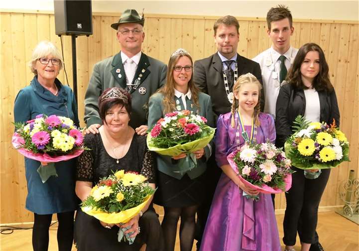 Die stellvertretende Bürgermeisterin, Heidi Wiens, ehrte die Majestäten der Schützenbruderschaft.StF