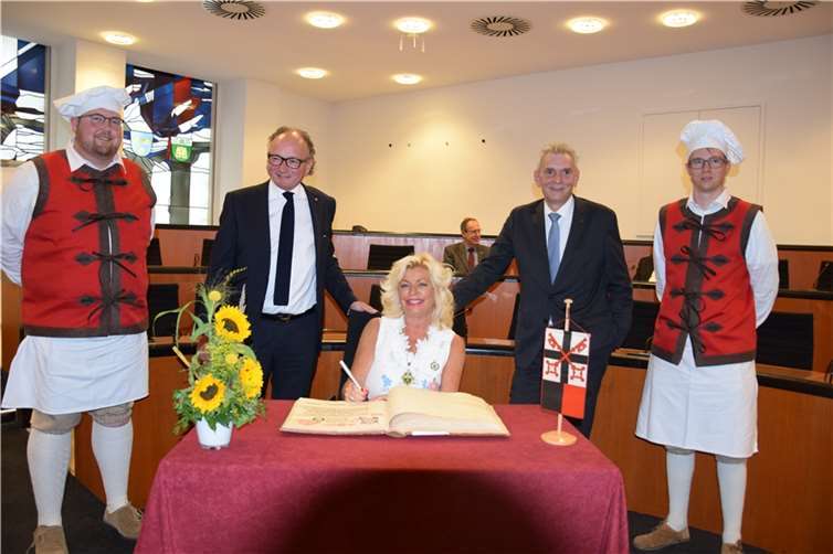 Die stellvertretende Bürgermeisterin von Farnham, Michaela Wicks trägt sich ins Goldene Buch der Stadt Andernach ein.