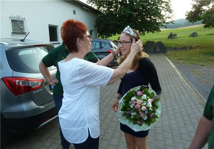 Bezirkskönig kommt aus den eigenen Reihen Die stellvertretende Bundesmeisterin Gertrud Otto setzt der neuen Bezirkskönigin Lina die Krone auf.