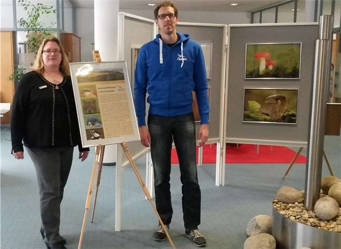 Die stellvertretende KSK-Filialleiterin Katja Süsterhenn und Jörg Mittler haben die Ausstellung organisiert (v.l.). NABU