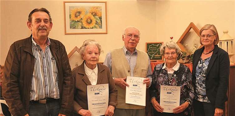 Die stellvertretende Kreisvorsitzende Christa Schulz (r.) und Ortsvereinsvorsitzender Jörg Söhngen (l.) ehrten langjährige Mitglieder: Aloysia Thelen-Romes (30 Jahre), Hans Hermanns (60 Jahre) und für 30 Jahre nahm seine Frau die Auszeichnung für Johannes Hildenbrand in Empfang.SES