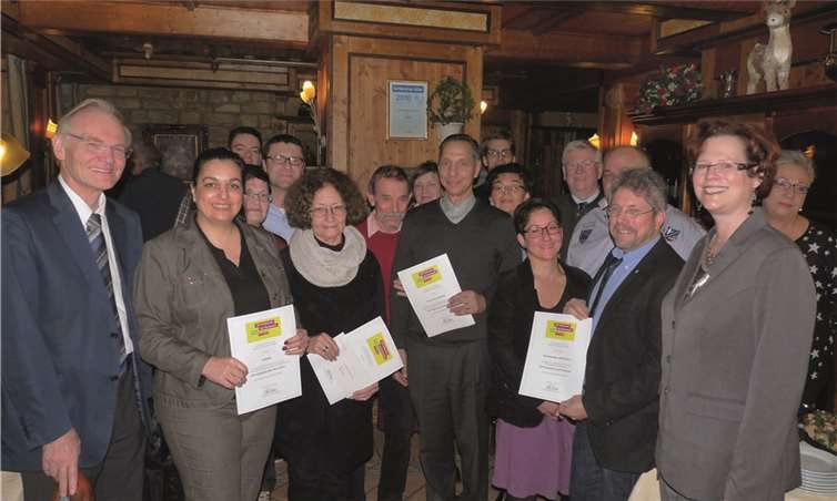 Die stellvertretende Kreisvorsitzende, Dr. Silke Wiß-Kotzan (r.) und Vorstandsmitglied Herbert Speyerer (l.) nach der offiziellen Preisverleihung.  -FRE-
