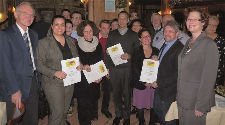 Die stellvertretende Kreisvorsitzende, Dr. Silke Wiß-Kotzan (r.) und Vorstandsmitglied Herbert Speyerer (l.) nach der offiziellen Preisverleihung. Fotos: -FRE-