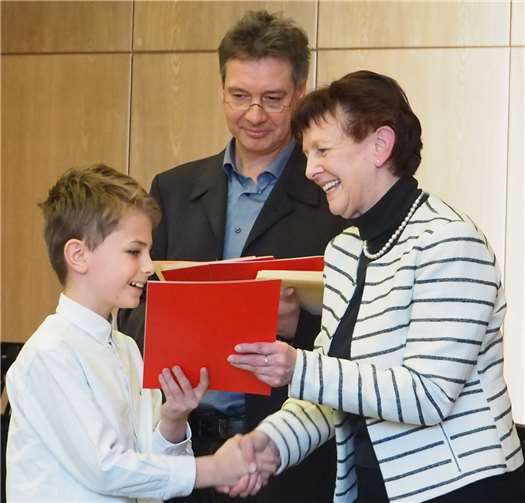 Die stellvertretende Landrätin Notburga Kunert bei der Verleihung der Urkunden und Preise.Rainer Land