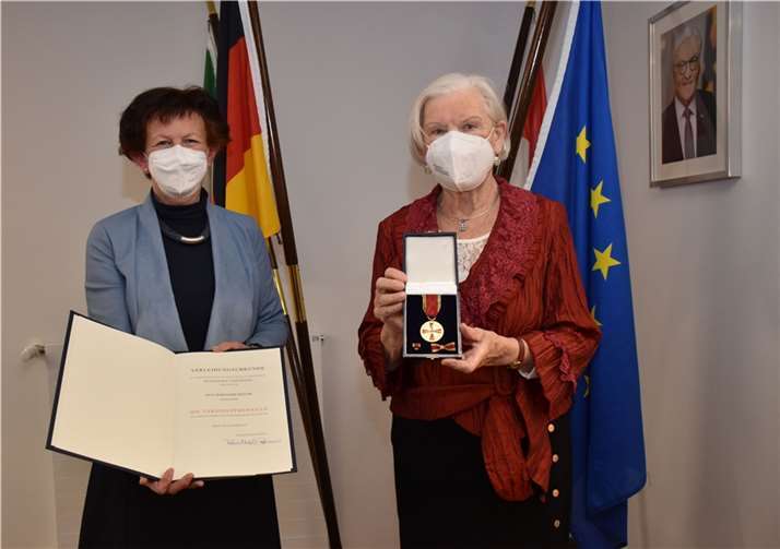 Die stellvertretende Landrätin Notburga Kunert (l.) und Rosemarie Keller (r.), die Trägerin der Bundesverdienstmedaille. Foto: Rhein-Sieg-Kreis