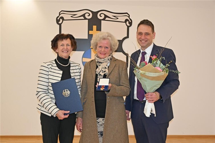 Die stellvertretende Landrätin Notburga Kunert (links) und Bürgermeister Sven Schnieber (rechts) gratulieren der Medaillenträgerin Christine von Gadow (Mitte). Foto: Stadt Meckenheim