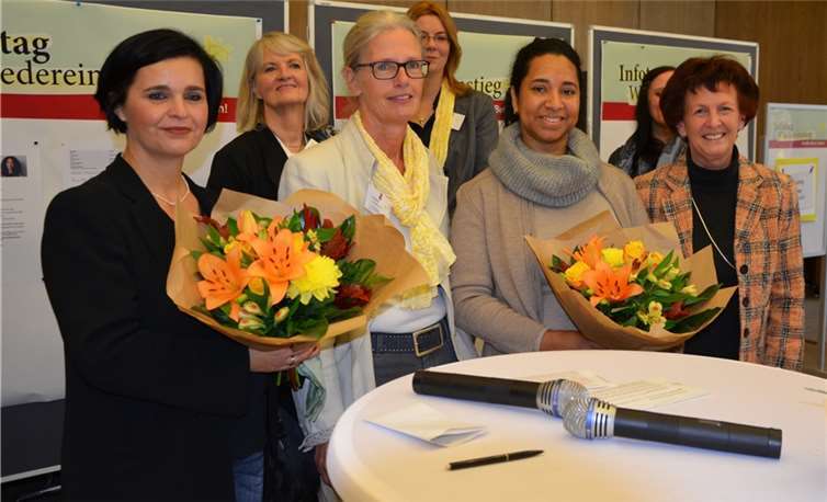 Die stellvertretende Landrätin Notburga Kunert (v. r.), Sandra Valenzuela Encarnacion, Gleichstellungsbeauftragte Brigitta Lindemann und Anke Racek Beim Infotag Wiedereinstieg. privat