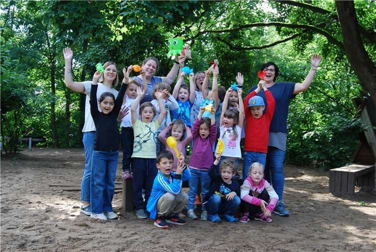 Die stellvertretende Leiterin Kathrin Unkel, Kita-Leiterin Astrid Zimmermann, Obermöhn Martina Kremer und Vize-Obermöhn Susanne Degen lösten Begeisterung mit ihrem Geschenk in der Kath. Kita St. Marien, Linz aus. Foto: privat