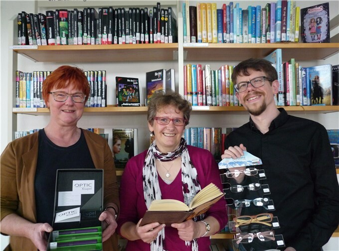 Die stellvertretende Leiterin der Stadtbücherei, Helga Kaul, bedankte sich bei Eva Kapsner, Inhaberin von Optik Kiupel, und bei Tobias Stetter, Inhaber von Optik Stetter, für die Spende der Lesebrillen in unterschiedlichen Stärken. privat