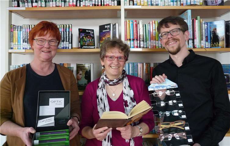 Die stellvertretende Leiterin der Stadtbücherei, Helga Kaul, mit Eva Kapsner, Inhaberin von Optik Kiupel, und Tobias Stetter, Inhaber von Optik Stetter, freut sich über die Spende der Lesebrillen in unterschiedlichen Stärken.  privat