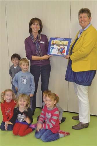 Die stellvertretende Leiterin der Stadtbücherei Sigrid Heller (rechts) übergibt die Dezembergeschichten der Leiterin der städtischen Kindertagesstätte Frau Heike Neumann-Dittrich. privat