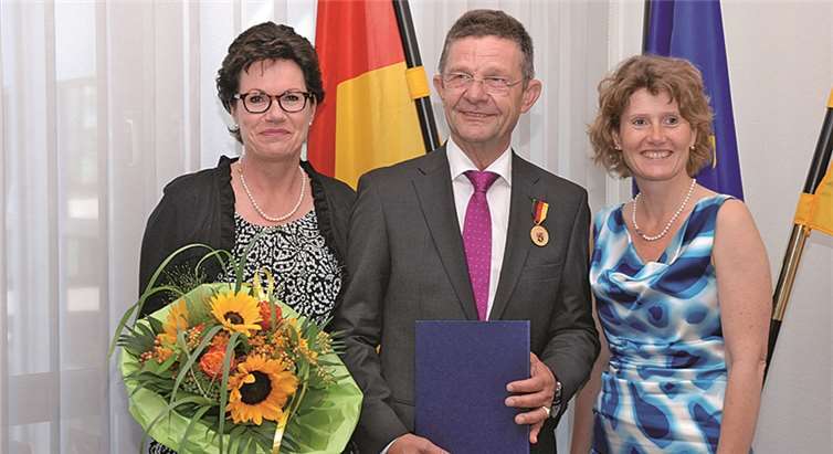 Die stellvertretende Ministerpräsidentin Eveline Lemke überreicht die von Ministerpräsidentin Malu Dreyer verliehene Verdienstmedaille des Landes Rheinland-Pfalz jetzt an Diplom-Ingenieur Werner Schultheis aus Koblenz. Wirtschaftsministerium RLP