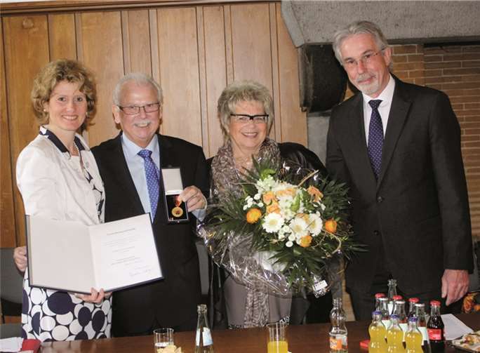 Die stellvertretende Ministerpräsidentin Eveline Lemke (v. l.) zeichnete Adi Buchwald mit der Verdienstmedaille des Landes aus. Mit dem Linzer Stadtbürgermeister freuten sich Ehefrau Monika und der 1. Beipeordnete von Linz, Hans-Georg Faust. DL