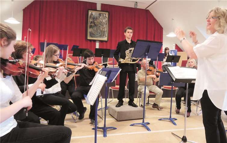 Die stellvertretende Musikschulleiterin Dorothea Buchwals führte mit dem Sinfonieorchester der Musikschule ein Konzert auf, bei dem Johannes Schmack, Preisträger beim Landeswettbewerb „Jugend musiziert“ als Solo-Hornist brillierte. BSB