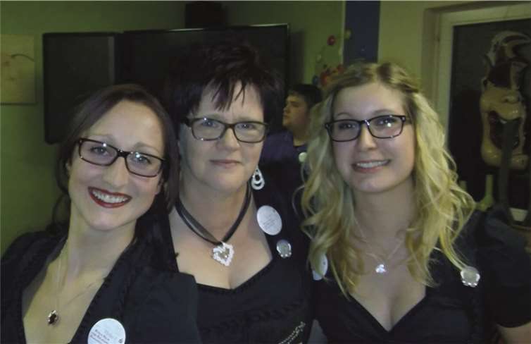 Die stellvertretende Obermöhn Isolde Schneider (Mitte) machte ihre Sache an der Seite von Sitzungspräsident Bernhard Wölwer sehr gut. privat