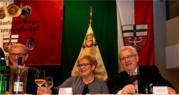 Die stellvertretende Ortsvorsteherin Monika Busch gerahmt von Bürgermeister Guido Orthen und Edgar Flohe.